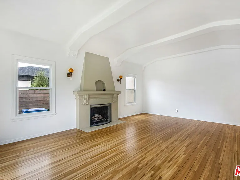 4126 S Bronson Ave — Photo 4