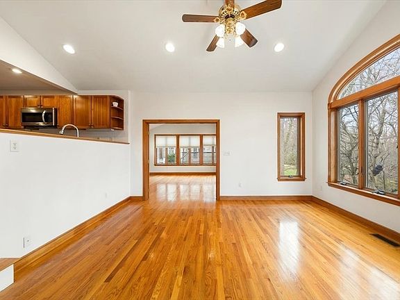 3rd image of 28 Barnesdale Rd