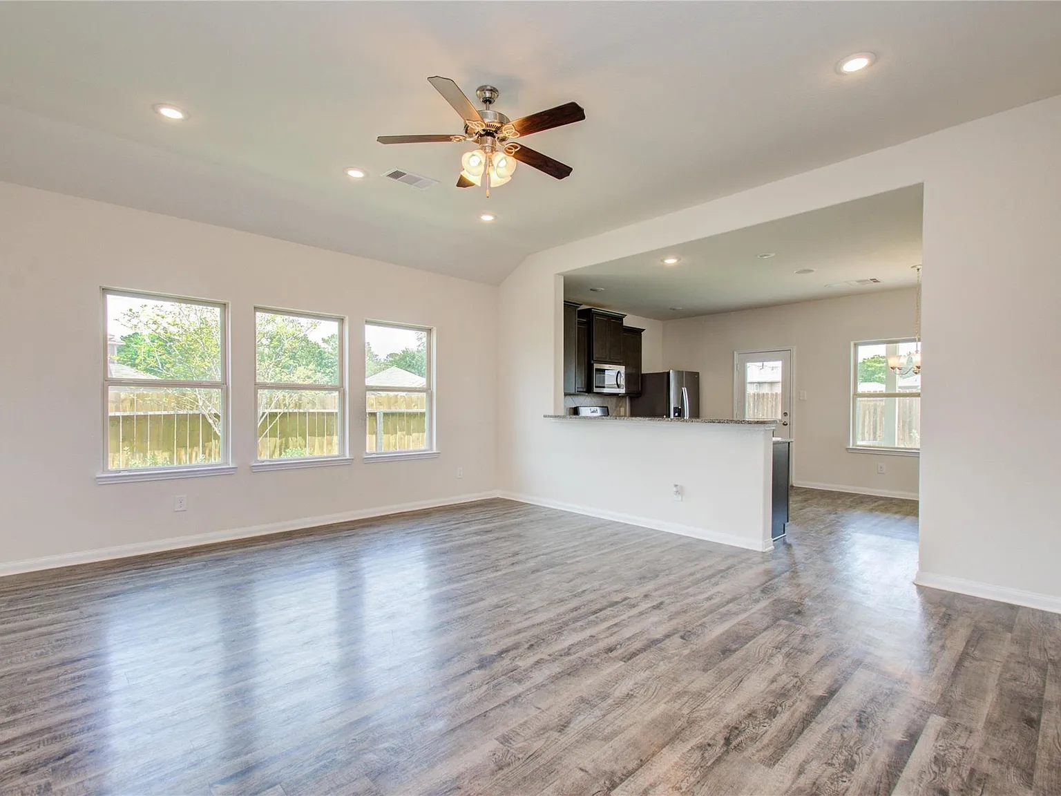 4 bed, 2.0 bath, 1821 sqft, $1,965 — Photo 4