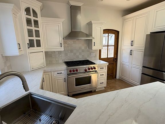 3rd image of 725 Laine St