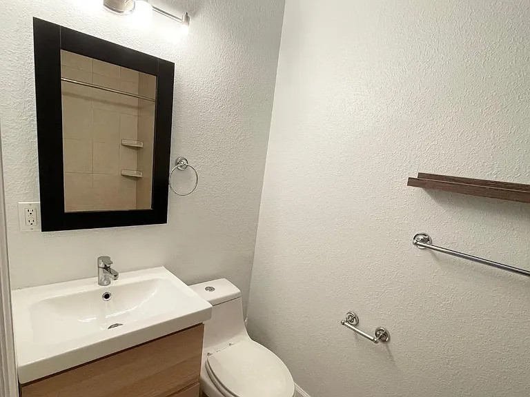 Ensuite Bathroom and stand up shower (not shown)