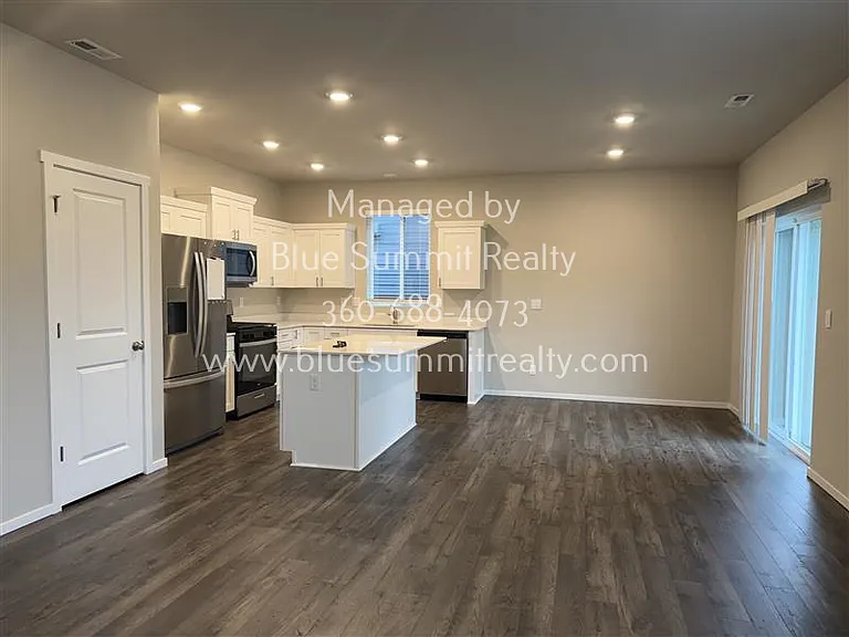 820 Bradley St NE — Photo 4
