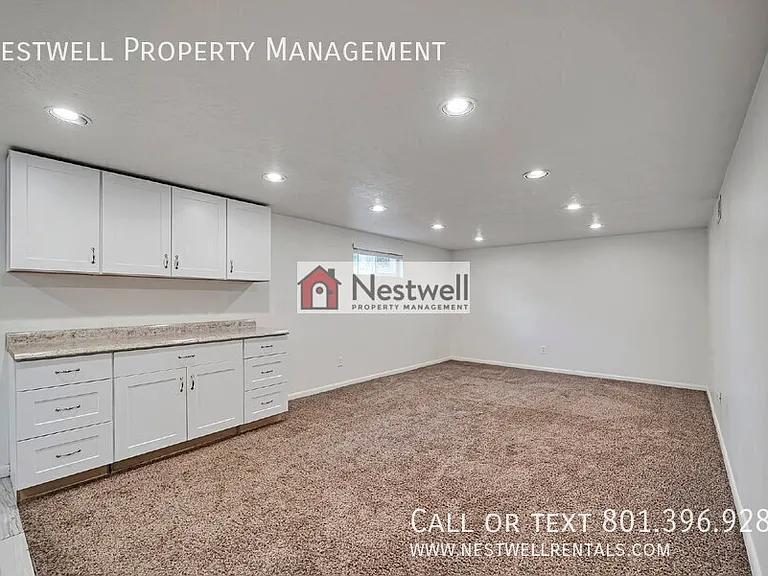 1335 E Maplewood Dr — Photo 4
