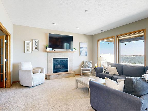 5th image of 300 W Lakeshore Dr