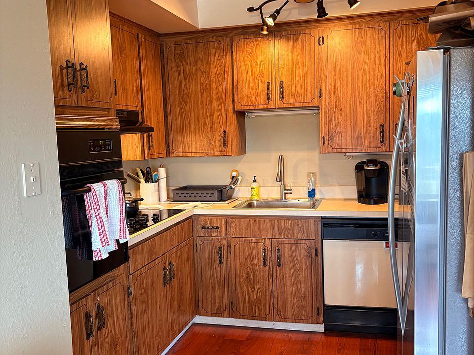Full sized kitchen with lots of cabinet storage