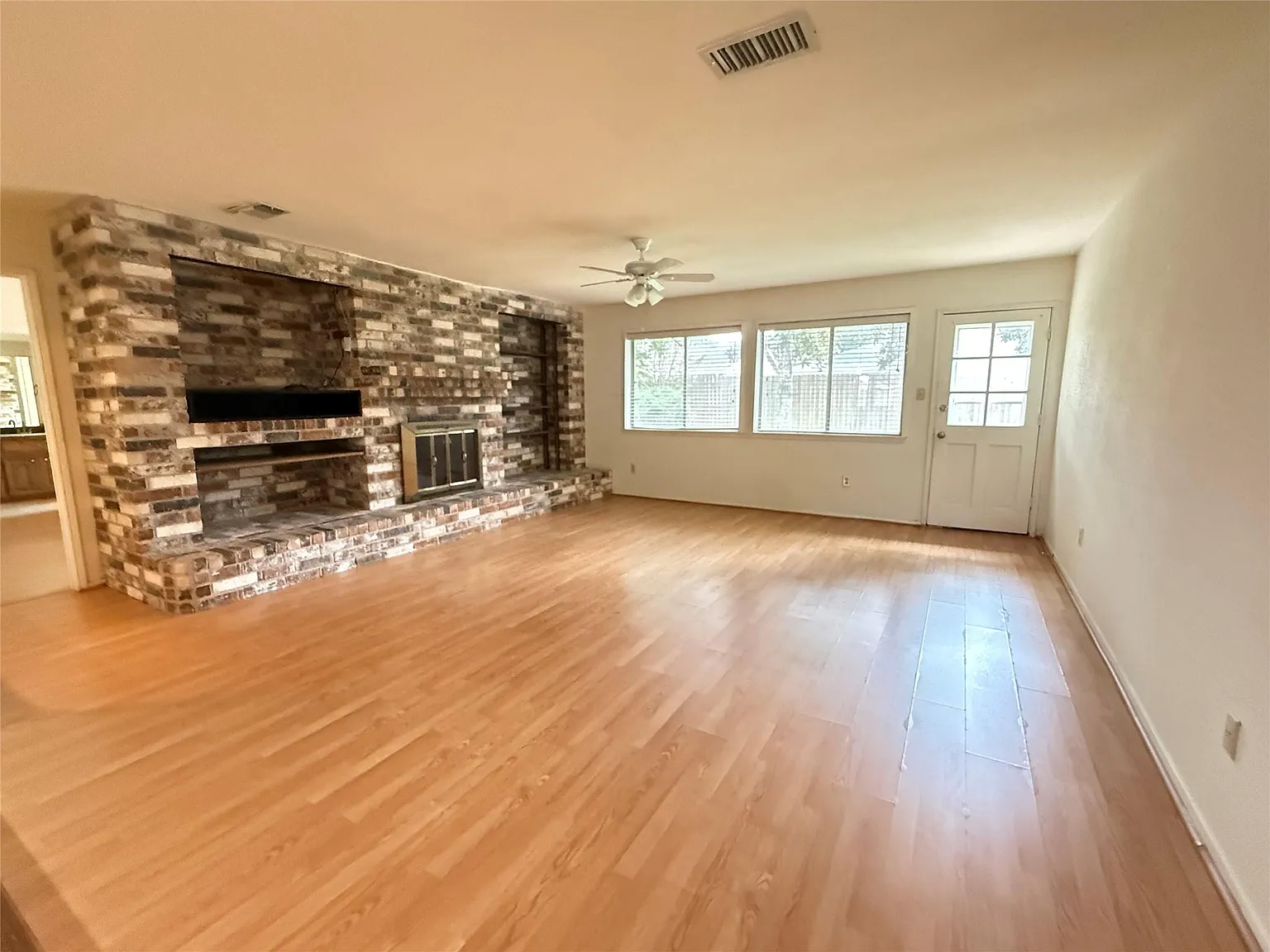 3 bed, 2.0 bath, 1656 sqft, $1,950 — Photo 3