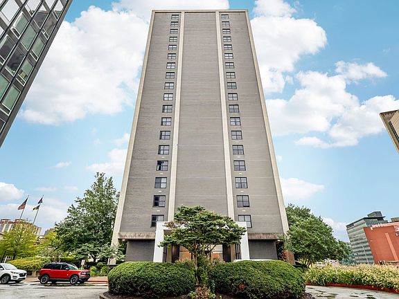 2nd image of 112 Washington Pl APT 16D