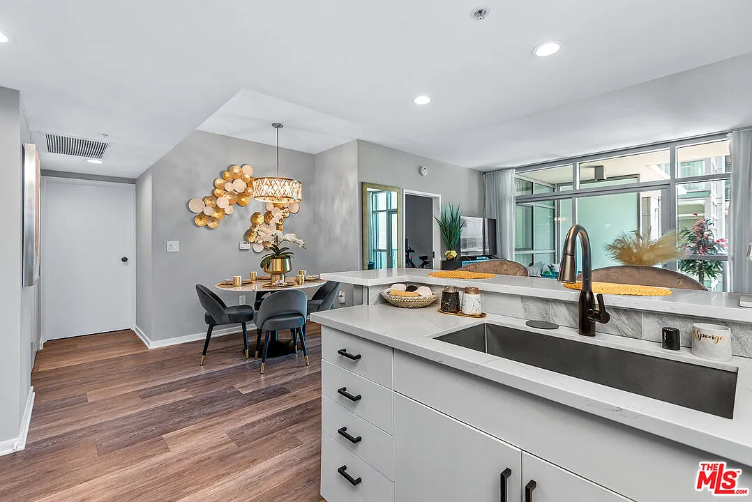 1 bed, 1.0 bath, 854 sqft, $4,395 — Photo 4