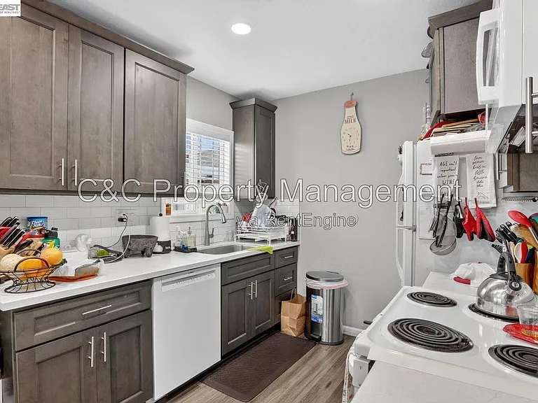 484 B St #1 — Photo 3