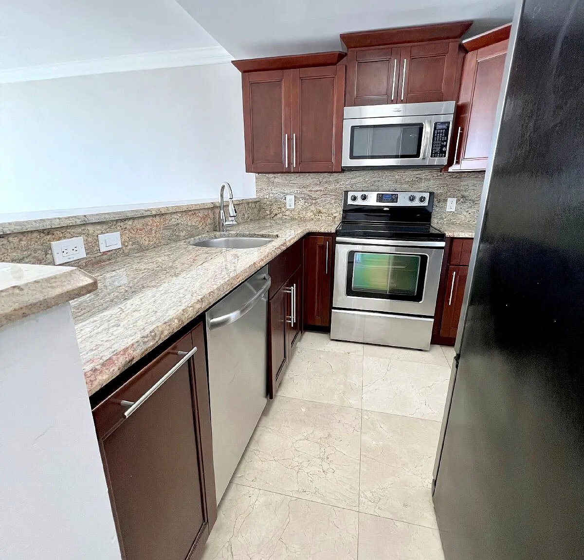 1 bed, 1.0 bath, 700 sqft, $2,498 — Photo 3