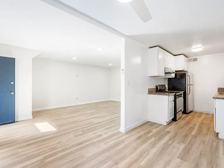 Tarzana Court Apartments — Photo 7