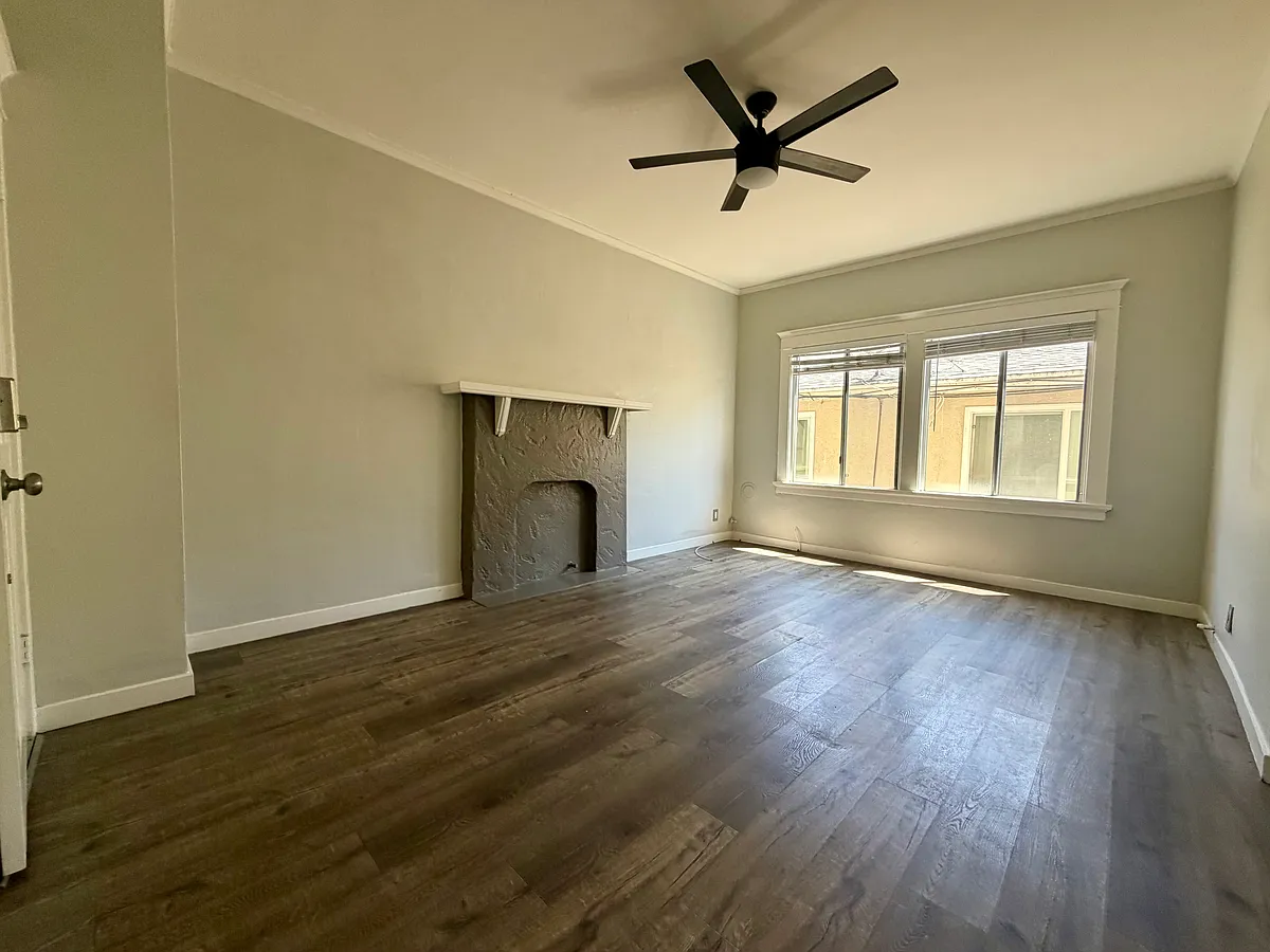 Building Photo - 00-636 N Chestnut Ave #205