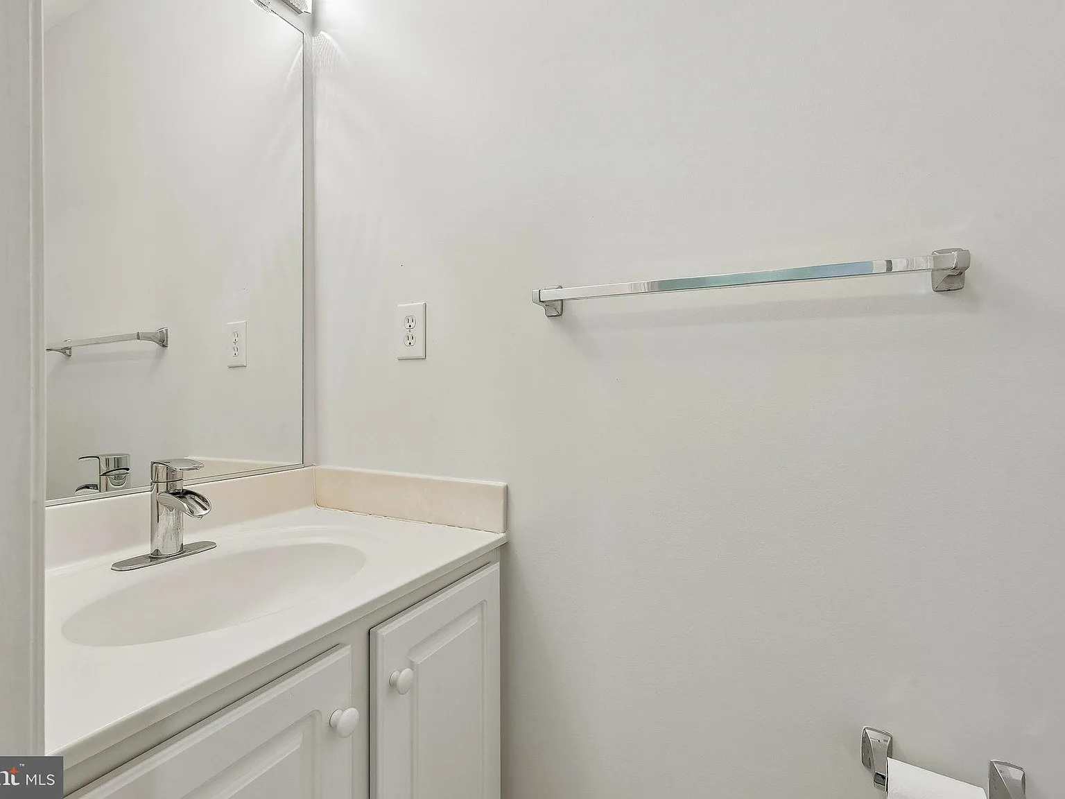 3 bed, 4.0 bath, 1953 sqft, $3,200 — Photo 3