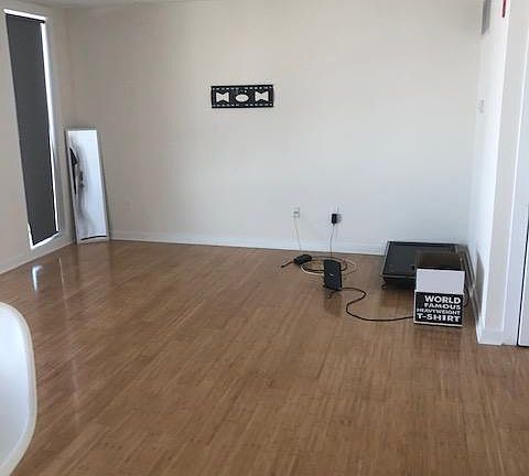 2nd image of 1834 Vineyard St #21