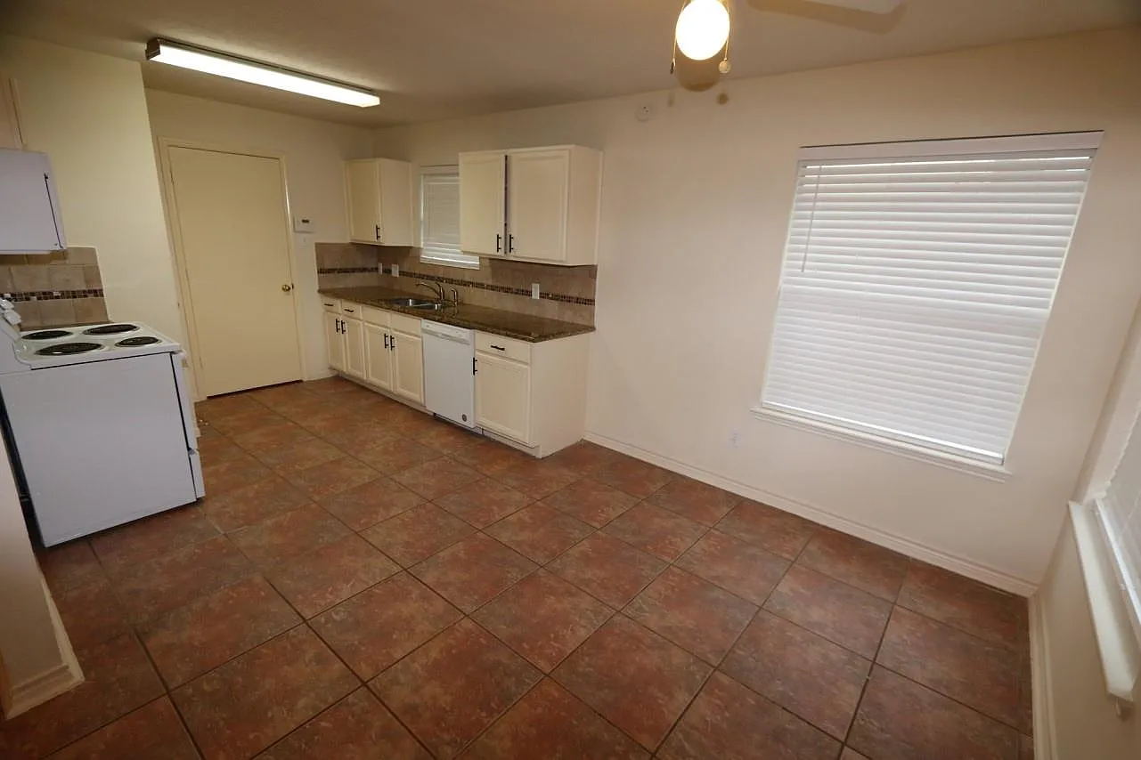 3 bed, 2.0 bath, 1232 sqft, $1,525 — Photo 4