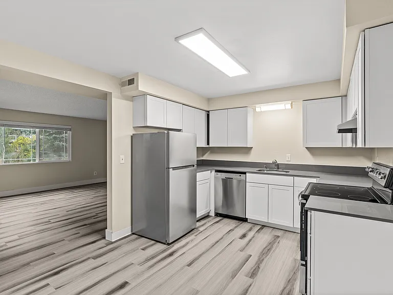 Creekside Apartments — Photo 13