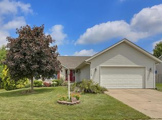 1112 Ridgewood Rd, Mahomet, IL 61853