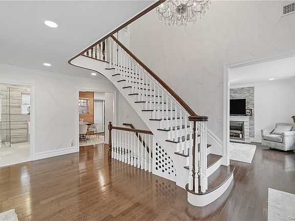 3rd image of 812 North Broadway
