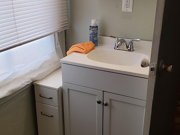 4th image of 1558 Hobart Ave #1