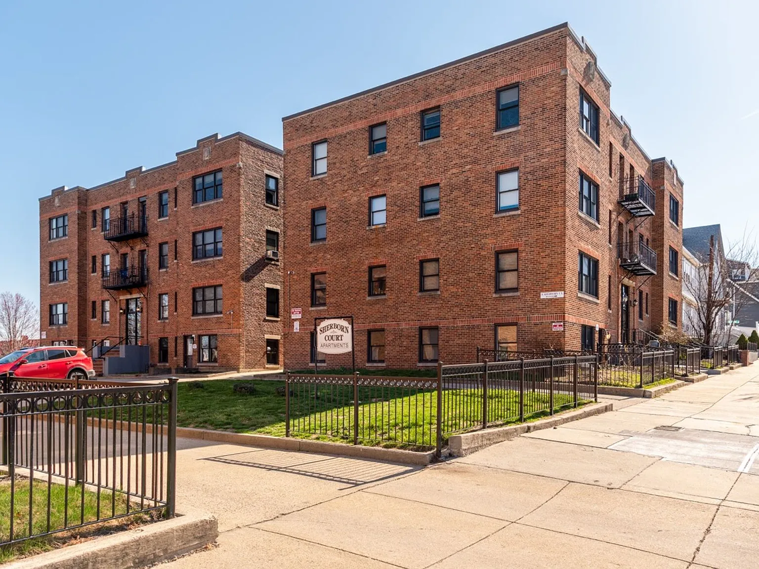 4-7 Sherborn Court 463-475 Broadway — Photo 2