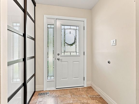 4th image of 99 Inverary Cres