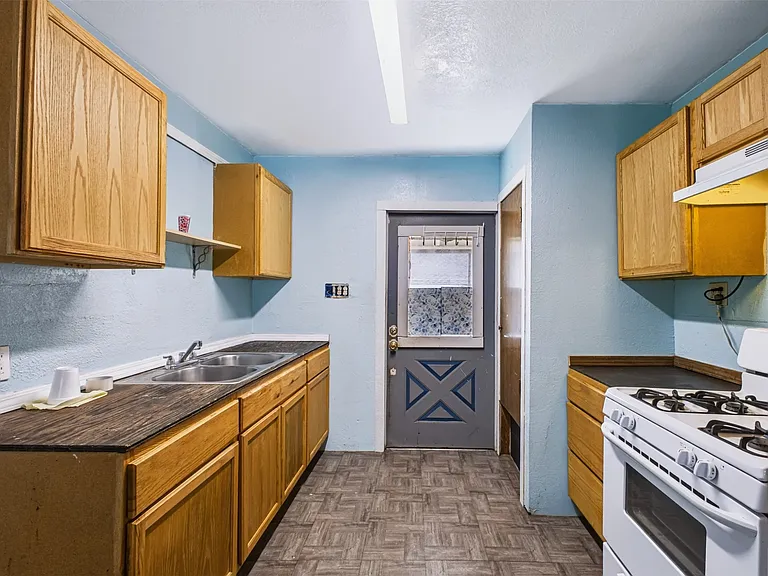 928 E Corona St — Photo 10