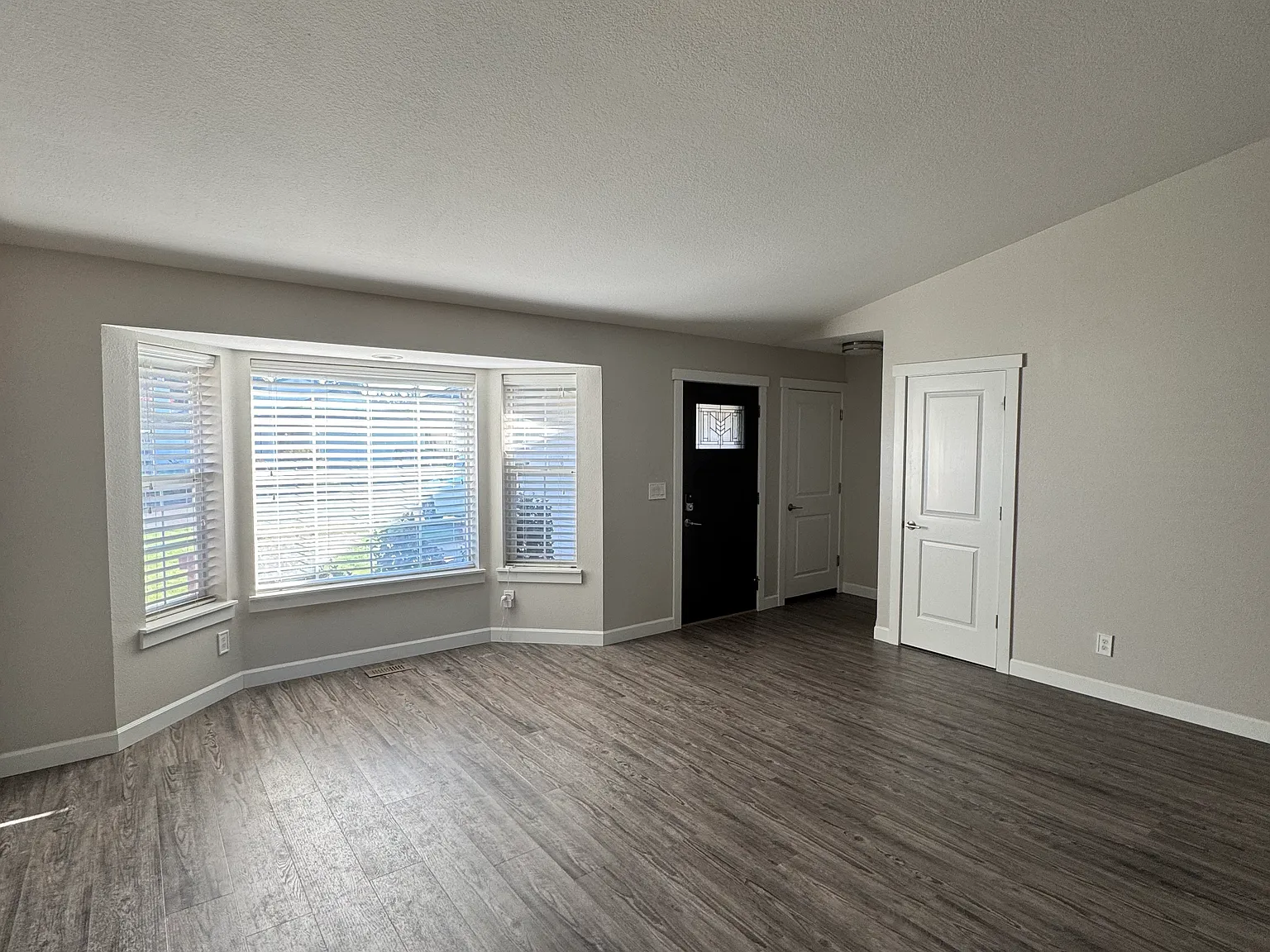 3 bed, 1296 sqft, $2,595 — Photo 3