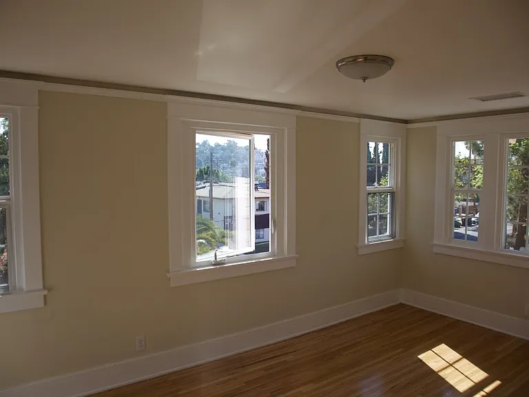 1433 Talmadge St — Photo 14