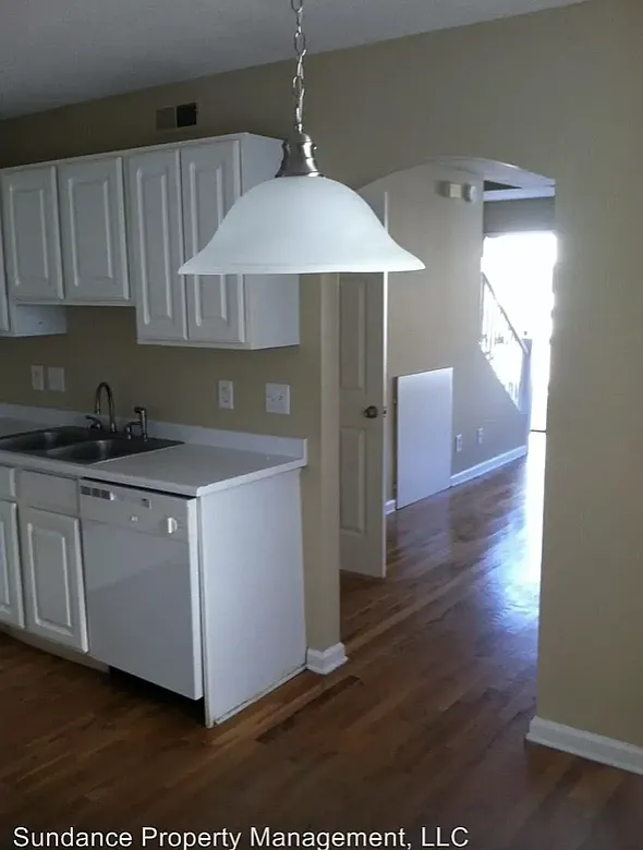 Golf Course Manor — Photo 2