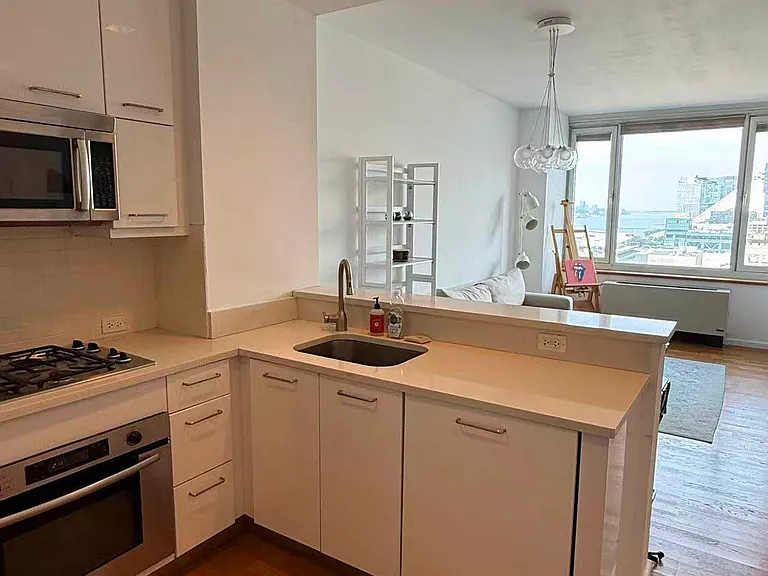 635 W 42nd St #18D — Photo 3
