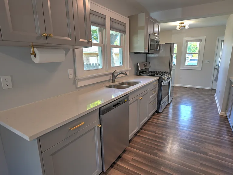 516 N Logan St — Photo 9