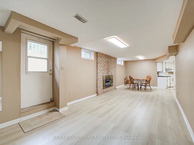 1156 Old Colony Rd #LOWER — Photo 7