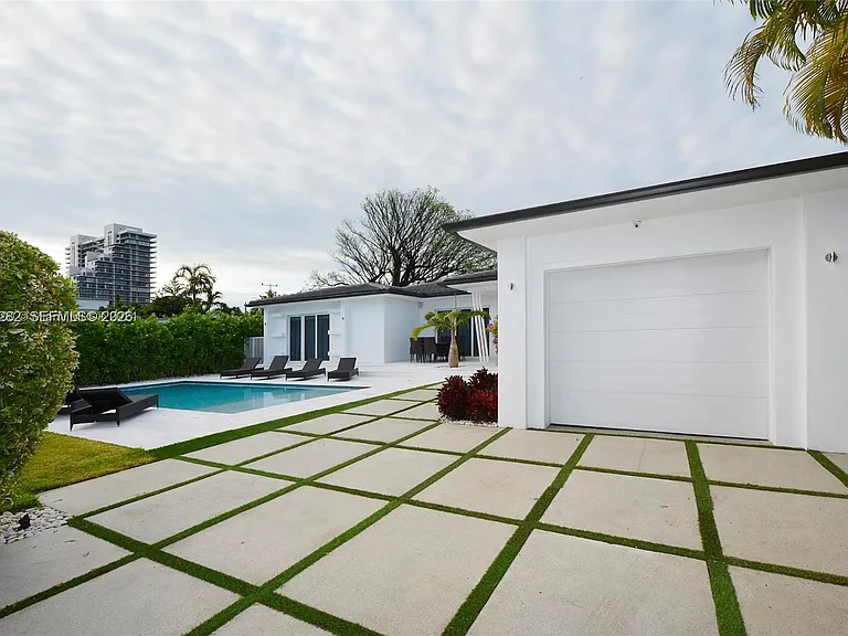 880 N Venetian Dr — Photo 25