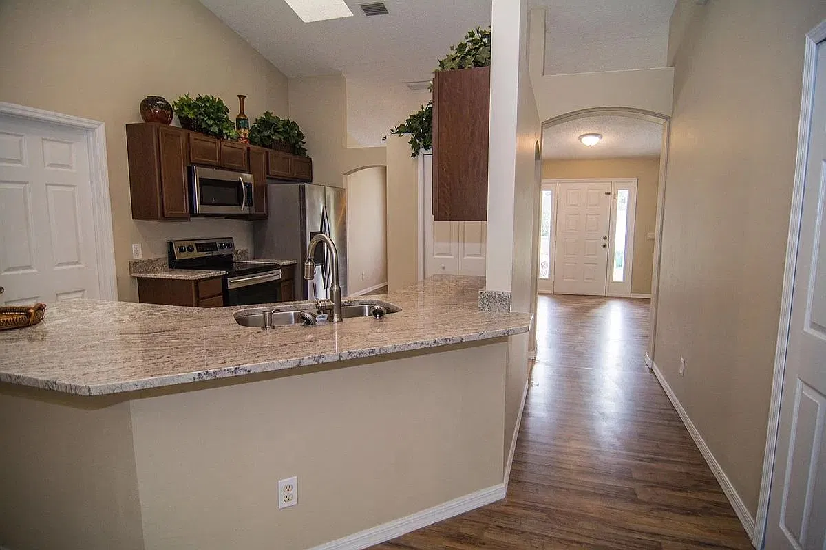 3 bed, 2.0 bath, 1646 sqft, $1,700 — Photo 3