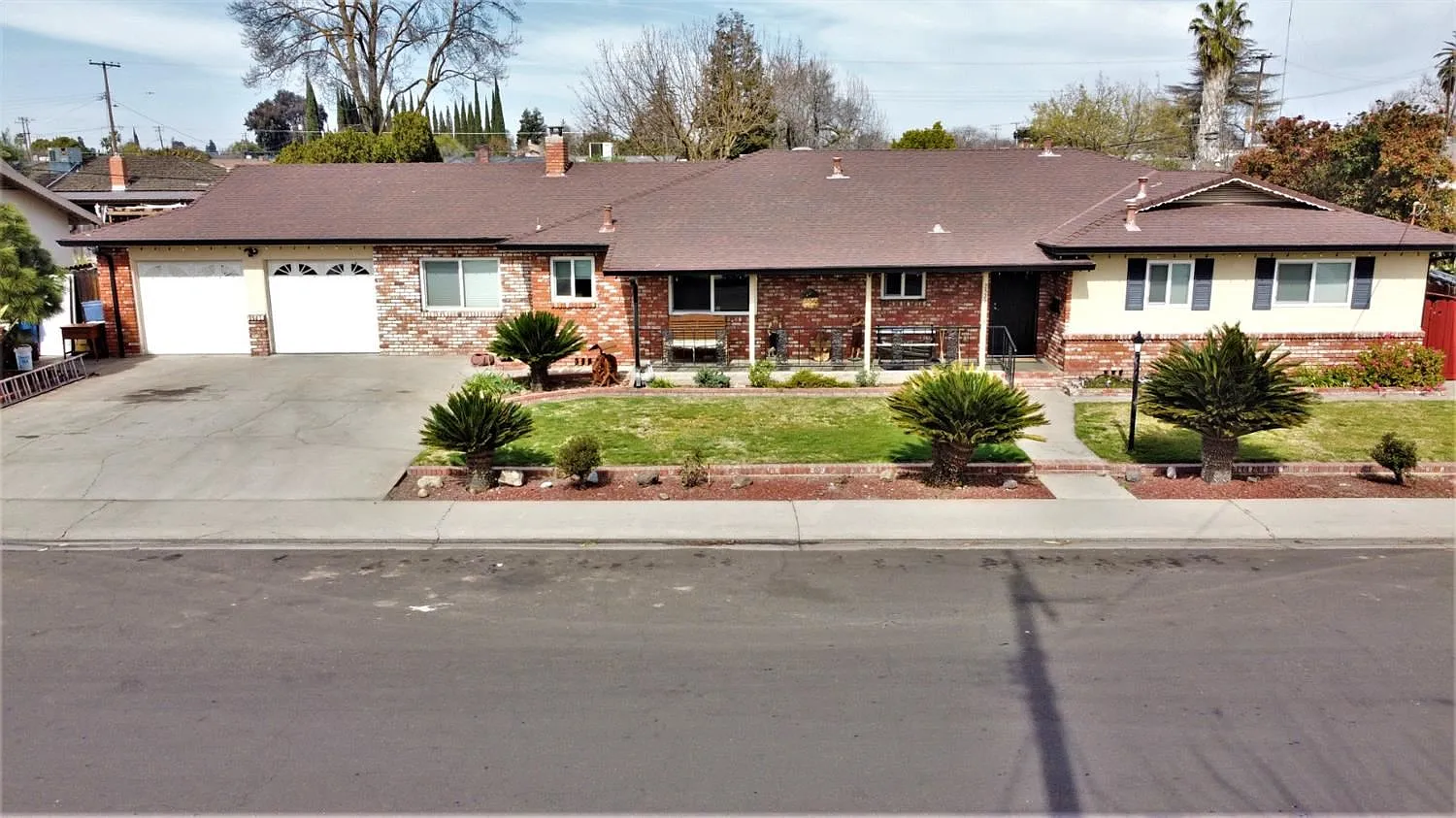 2529 Leslie Ln photo 1