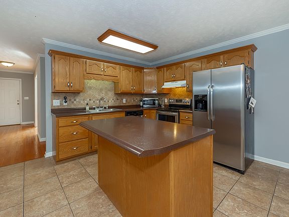 3rd image of 198 Chestnut View Dr