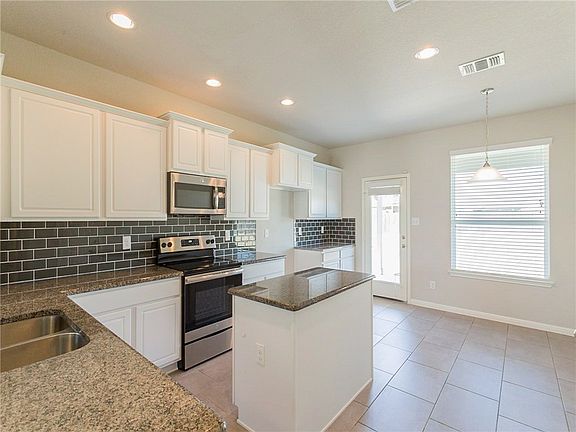 4th image of 868 Foxfire Dr