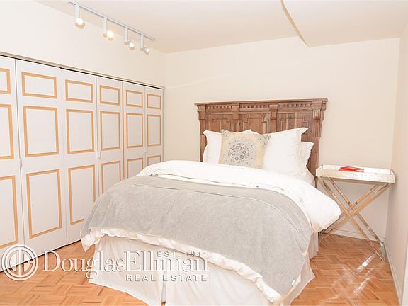 3rd image of 155 W 70th St #Penthouse 4d