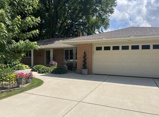 323 Sunny Ln, Thiensville, WI 53092