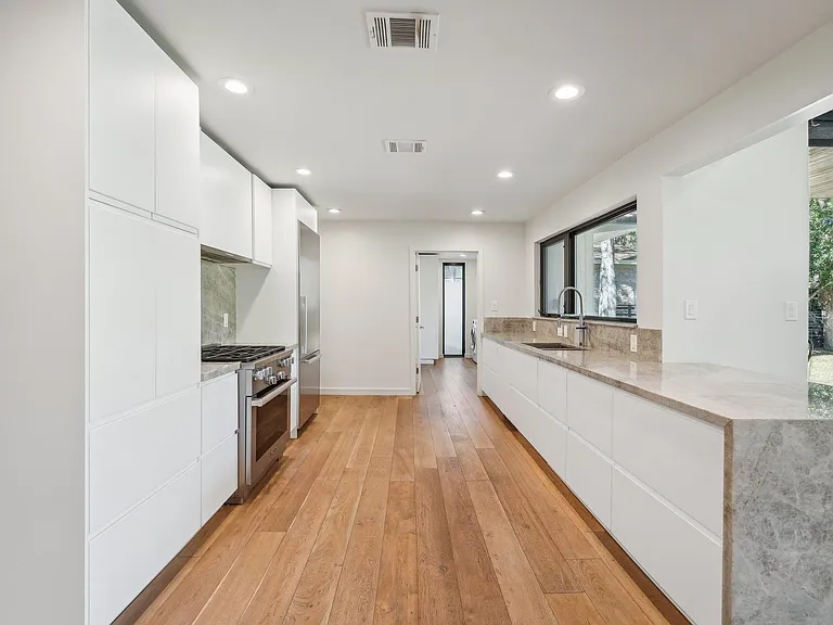 3927 Balcones Dr — Photo 22