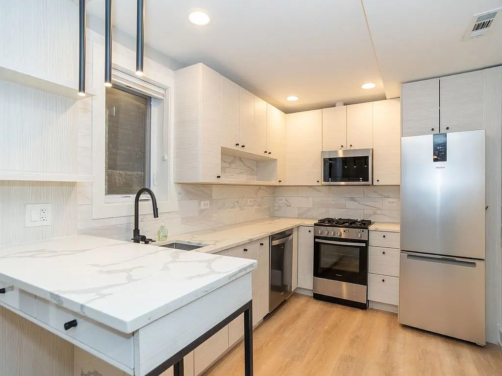 721 W Melrose St — Photo 2