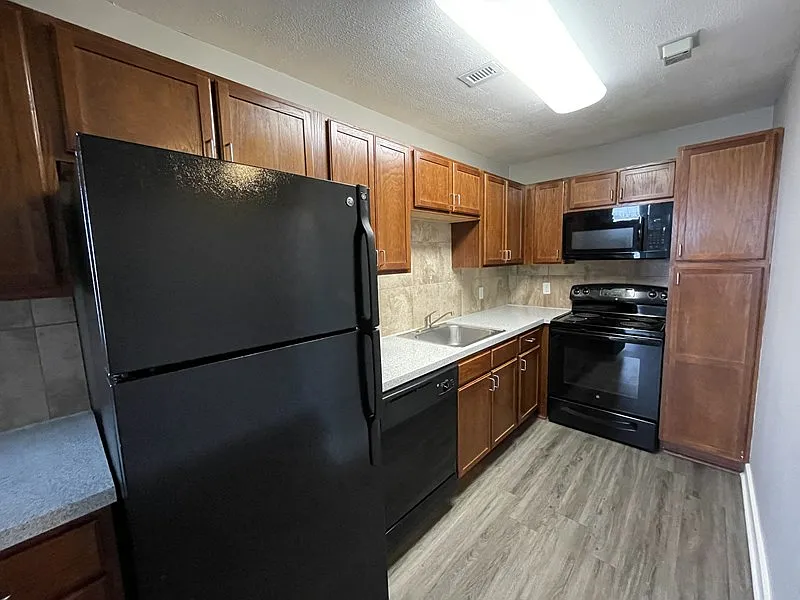 Walnut Tower Apartments — Photo 3