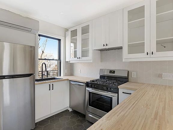 5th image of 217 Gates Ave #2