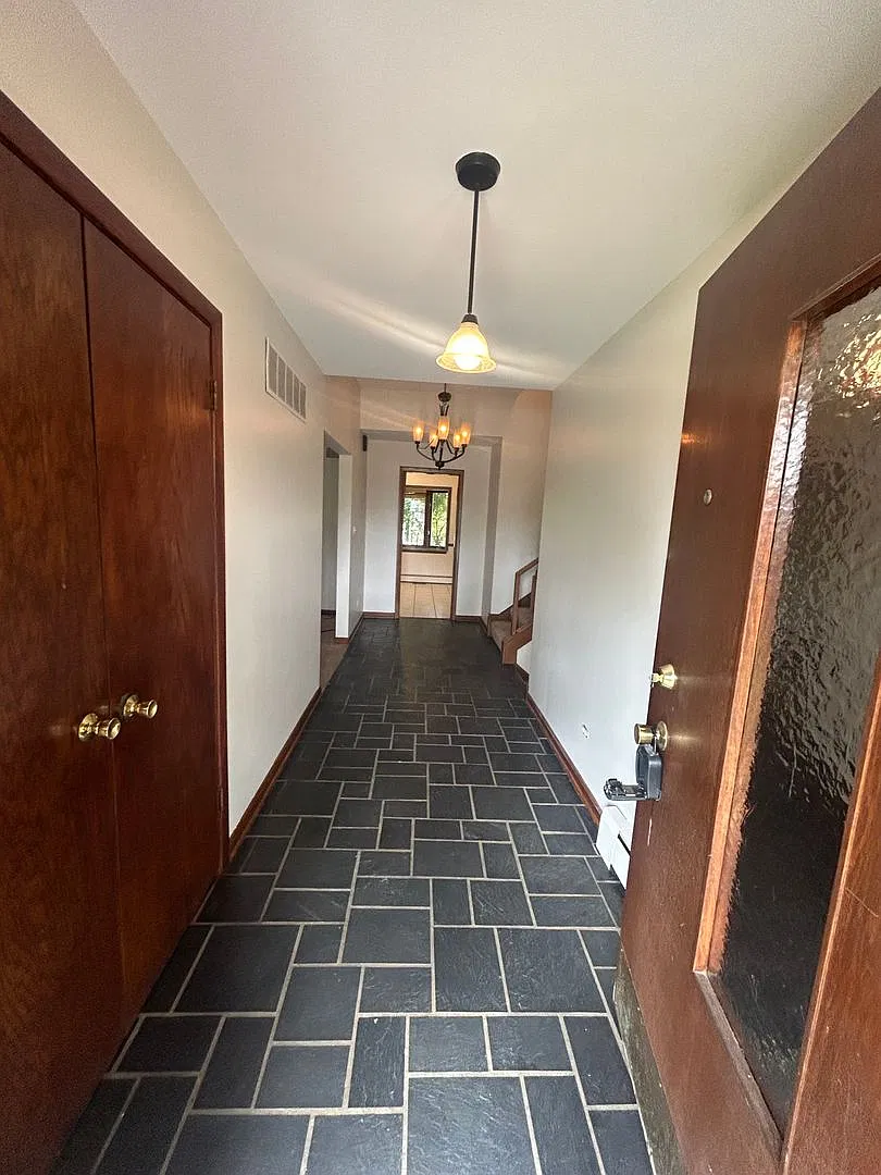 Spacious & Gracious Park Ridge Split w/Sub Bsmt. 4BR 3BA — Photo 2