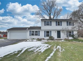 9 Whitney Farms Cir, Fairport, NY 14450