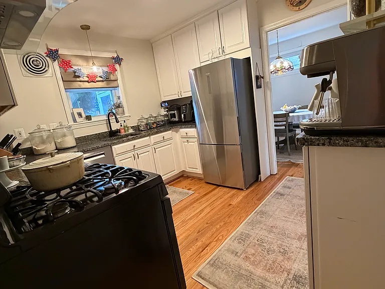 877 Patrick Henry Dr — Photo 4