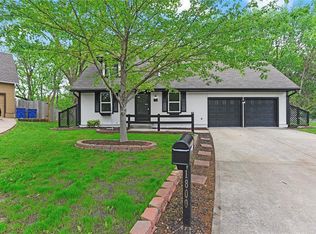 1800 SW Westview Cir, Blue Springs, MO 64015