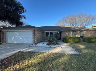 6921 Meadow Park N, North Richland Hills, TX 76180