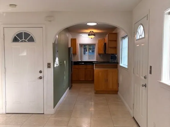 2705 Kaaha St, Honolulu, HI 96826