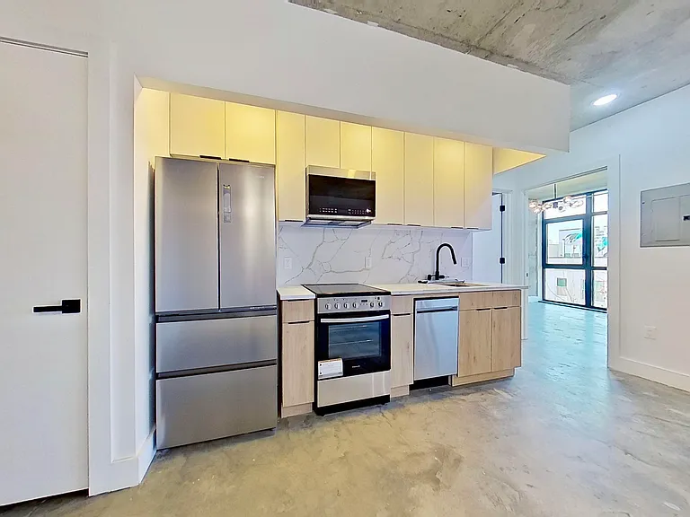 27 Montrose Ave #5T — Photo 13